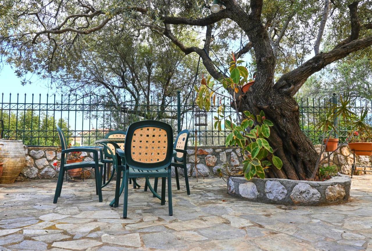 Pavlos' Cottage With Beach View Kórfos Exteriör bild